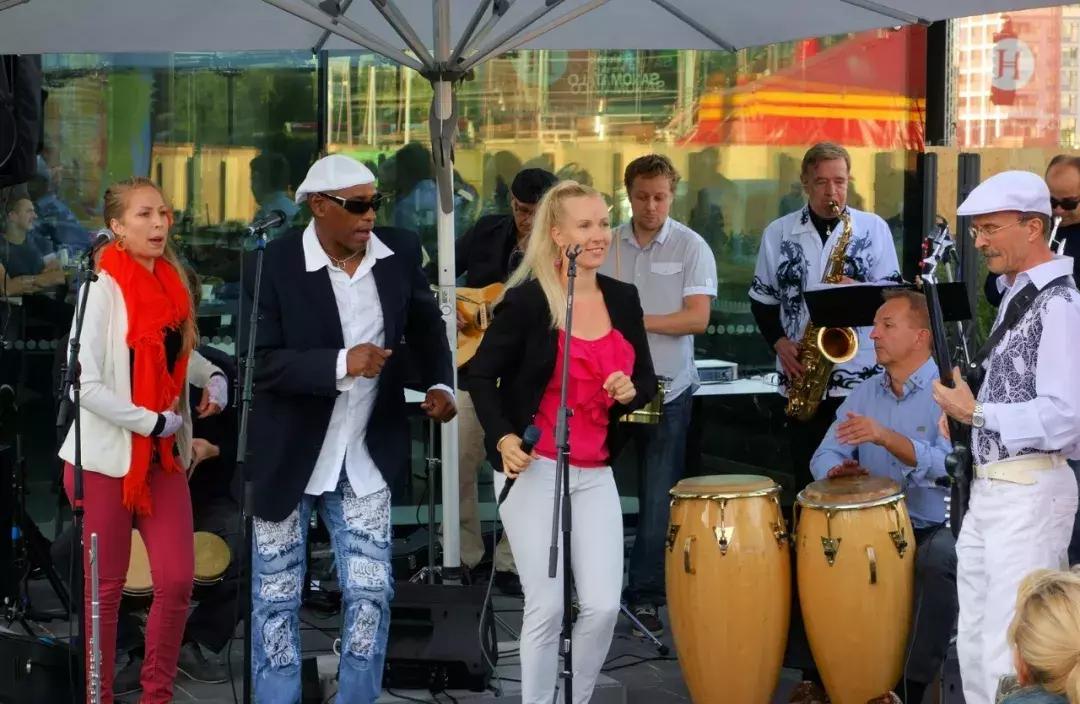 岛国名叫“星期天”，果然很懒很悠闲