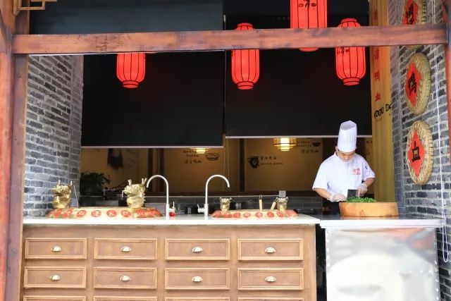 谭鸭血老火锅在四川的热度,惊艳中国的成都火锅谭鸭血老火锅