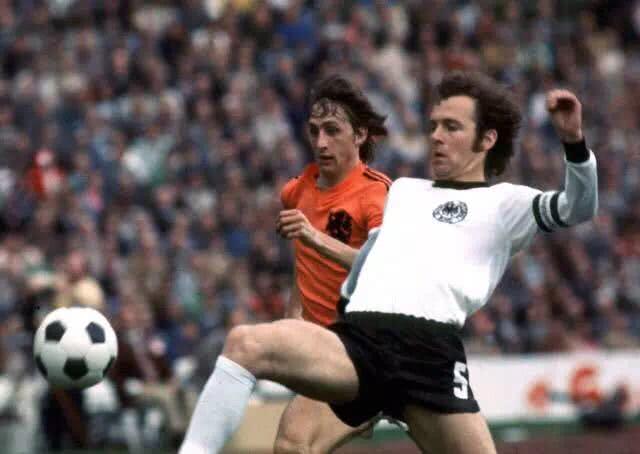 日韩世界杯黑暗时刻贝肯鲍尔,贝肯鲍尔君临天下庆祝动作