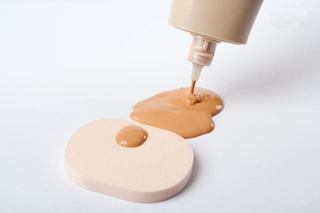 bb霜和粉底液哪个好呢,bb霜粉底液跟隔离霜的区别