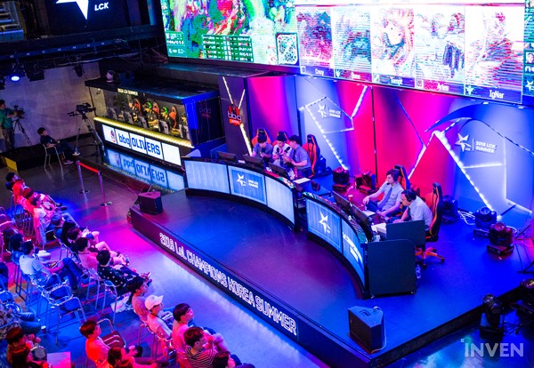 LCK韩国网友吐槽夏季赛揭幕战：ADC残废版本？Uzi成为失业人员！