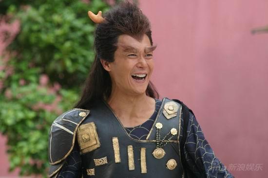 他是童年男神，《龙游天下》国主，因拍戏戴头套患怪病至今未婚！