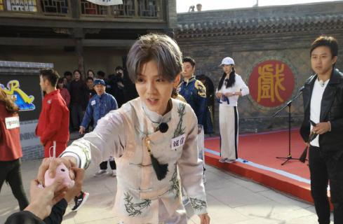 鹿晗雪地足球赛,鹿晗踢足球重返17岁