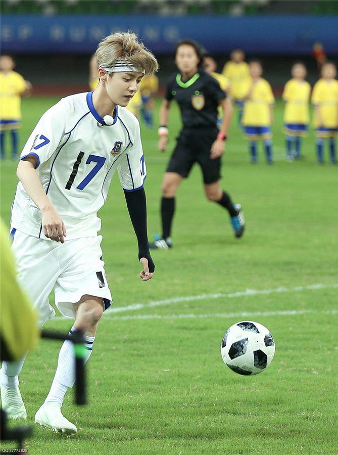 鹿晗雪地足球赛,鹿晗踢足球重返17岁