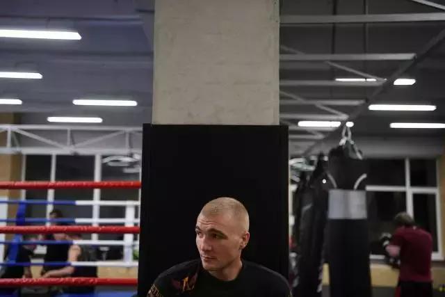 俄罗斯足球流氓打架斗殴,俄罗斯暴打英国足球流氓