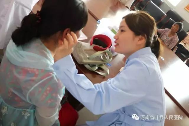 县医院义诊活动新闻报道,县医院到三岭村开展健康义诊活动