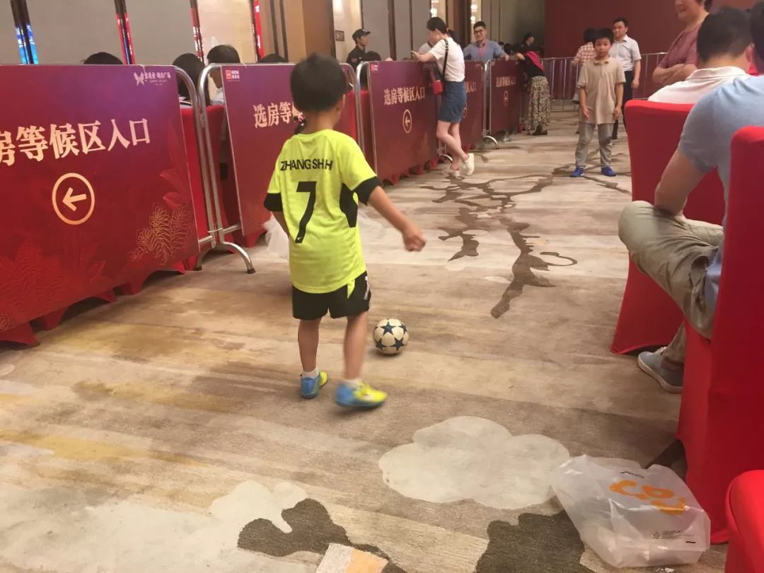 河西开盘:现场踢足球,弄错号码喊来警察,还有盘首付降至三成……