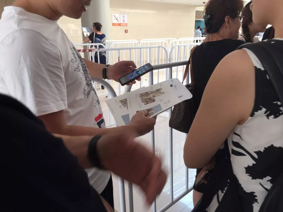 河西开盘：现场踢足球，弄错号码喊来警察，还有盘首付降至三成……