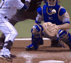 足球是越光滑越好听吗,足球越硬踢得越远吗