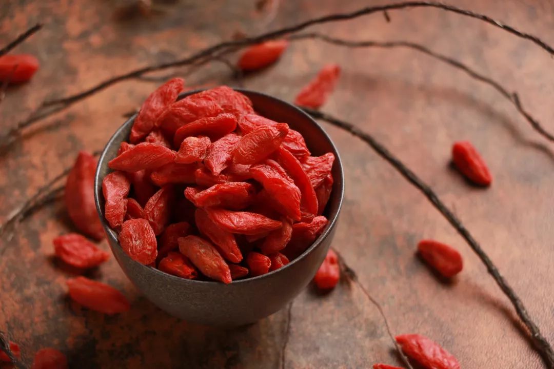 啤酒泡枸杞下一句是啥,为什么啤酒泡枸杞不醉人