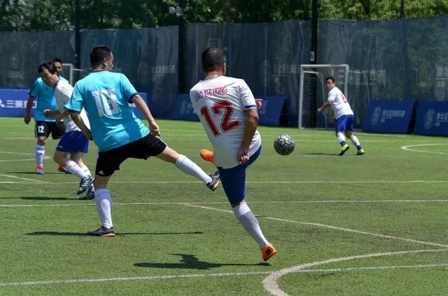 街头男孩踢足球,小县城踢野球的男人