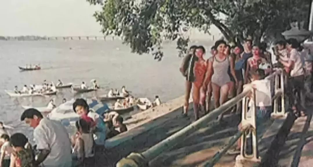 穿比基尼的中国姑娘:姐穿的是自由