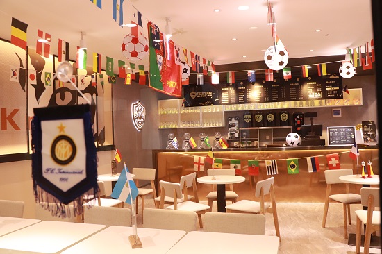 共享足球盛宴,与球迷一起共享冠军奖杯