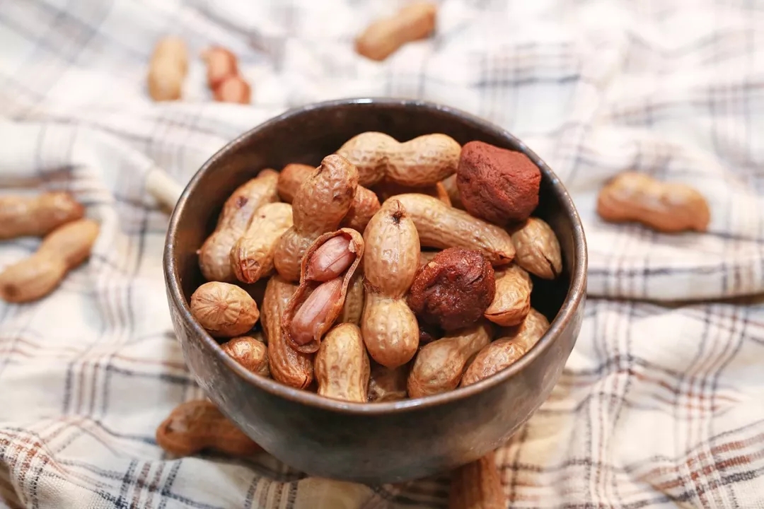 话梅花生里的话梅,花生和巧克力的碰撞