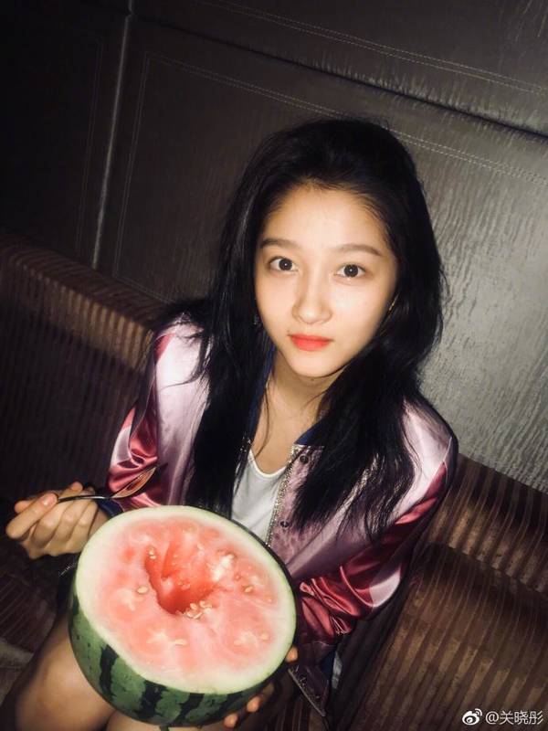 关晓彤踢足球的时候穿白裙,关晓彤踢足球比赛