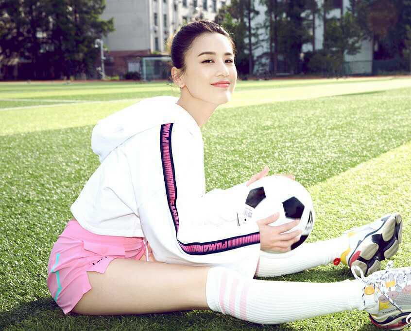 黄圣依早期惊艳的照片足球,黄圣依助力世界杯