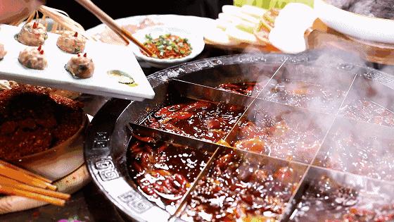 这家妖不到台的火锅，竟然把世界杯搬进店里！吃一口爽到俄罗斯！