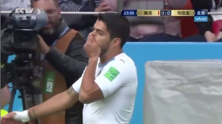 苏亚雷斯吐饼集锦,苏亚雷斯吐饼