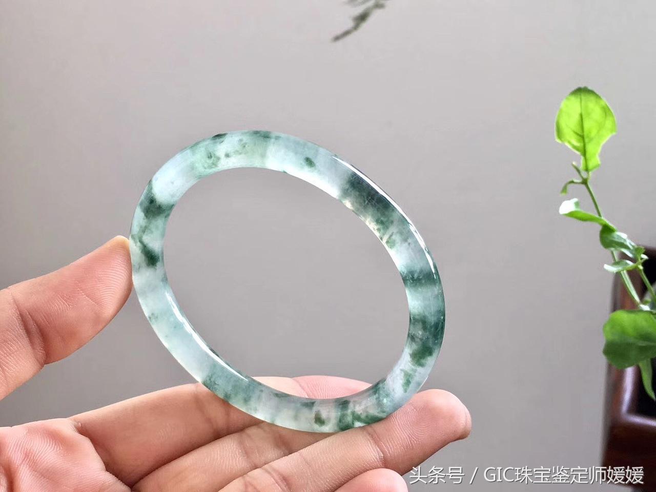 不同玉镯的档次和价格对照表,不同品质翡翠手镯的价格