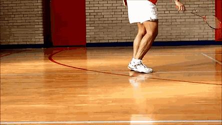 羽毛球怎么让自己的步伐干净有力,羽毛球启动步伐如何自己在家训练