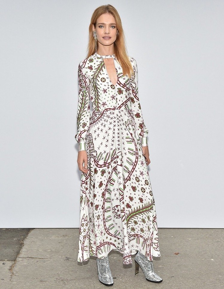 路易威登太子妃低V登上世界杯绿茵场，俄罗斯国宝超模长得像舒淇