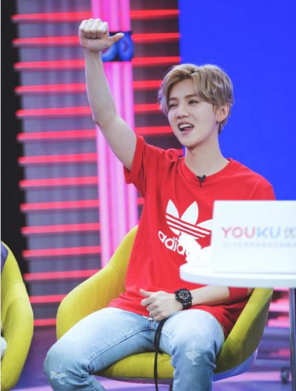 鹿晗红色裤子男,鹿晗为什么穿红色的衣服