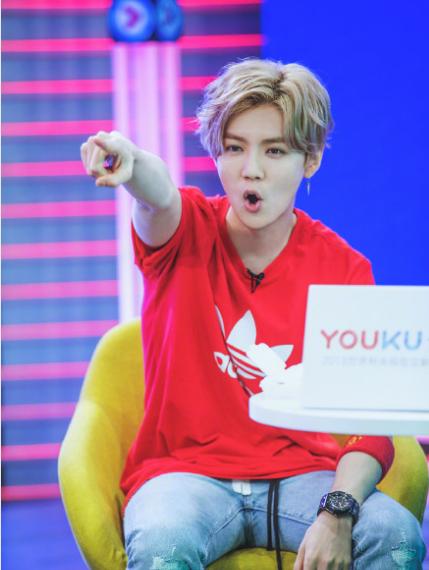 鹿晗红色裤子男,鹿晗为什么穿红色的衣服