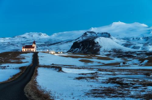这位成功破坏梅西多次进攻的冰岛后卫其实是一名流水线工人