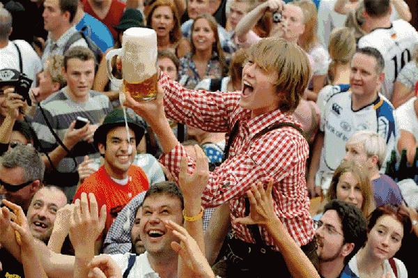 为啥看世界杯要喝啤酒吃小龙虾,世界杯喝啤酒的历史
