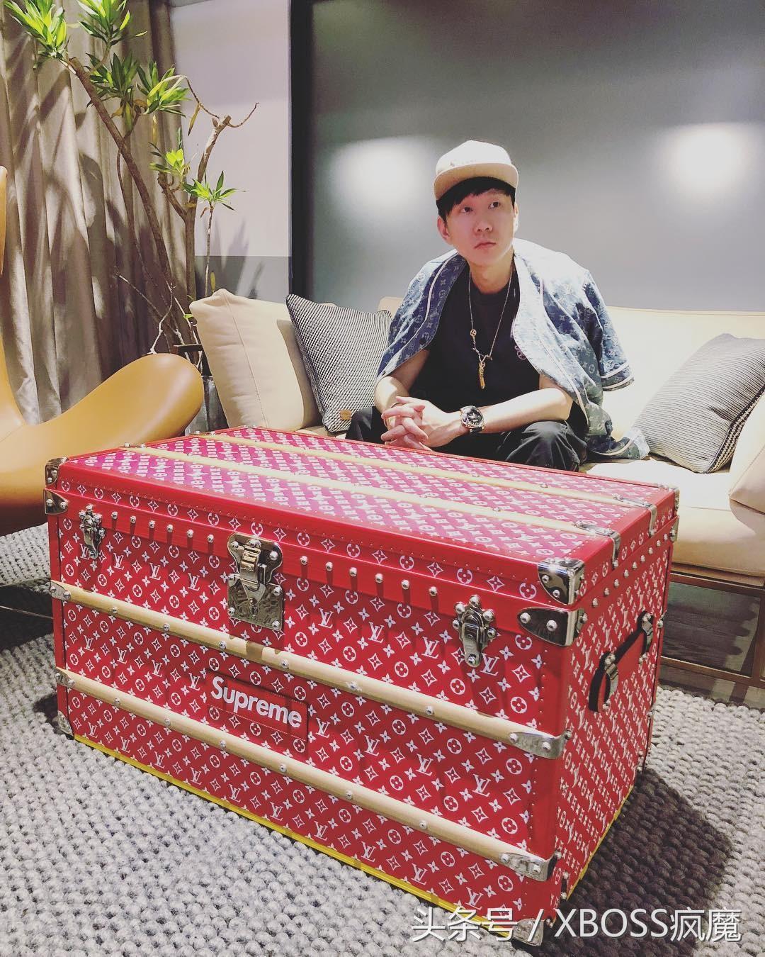 林俊杰带行李现身,林俊杰机场照