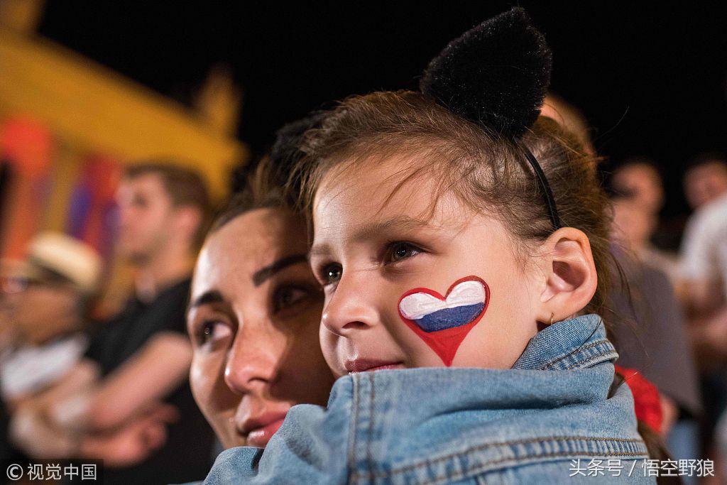 世界杯球迷高清图片大全,世界杯球迷脸部彩绘现场