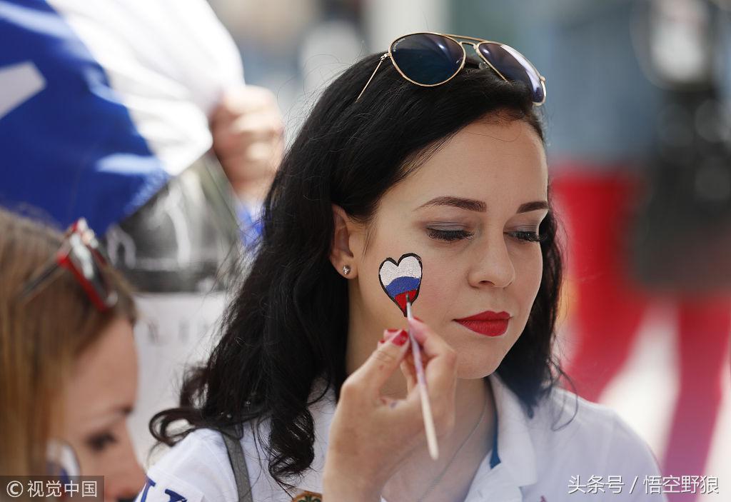 世界杯球迷高清图片大全,世界杯球迷脸部彩绘现场