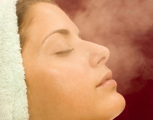 夏季爱出油毛孔大,夏季男生油脂分泌旺盛毛孔堵塞