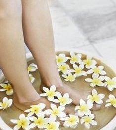 夏季爱出油毛孔大,夏季男生油脂分泌旺盛毛孔堵塞