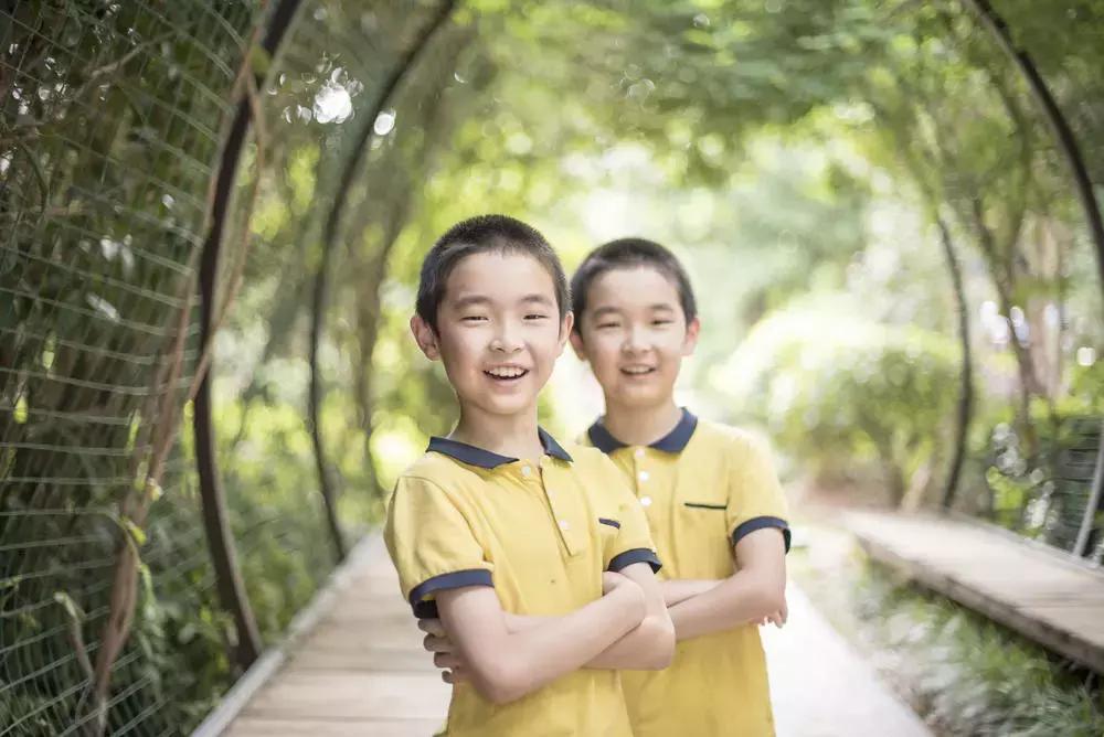 美女踢球裙飞扬双胞胎拍照一样样雪中更显慈母心真实情感放心上