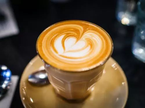 喝咖啡玻璃杯还是陶瓷杯,喝咖啡用陶瓷杯还是玻璃杯