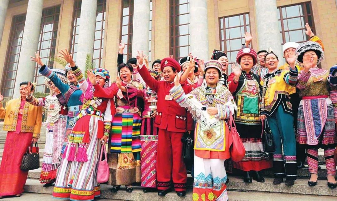 为什么少数民族的服饰都很好看,为什么少数民族衣服花里胡哨