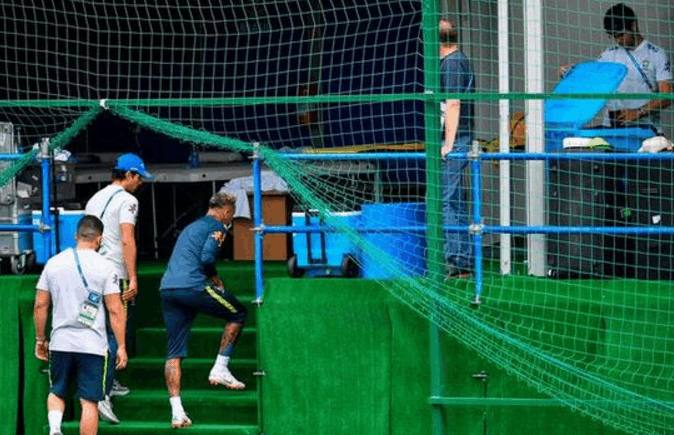 巴西该怎么办!内马尔训练中疑旧伤复发,泄愤后掩面离开