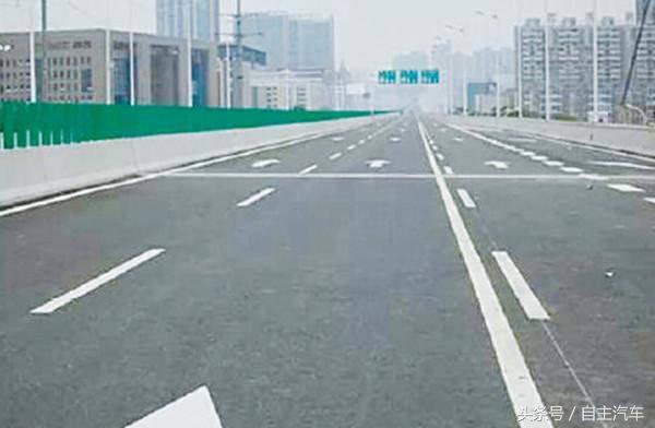 记住这些常见标线开车才不会被罚,容易扣分的交通标线