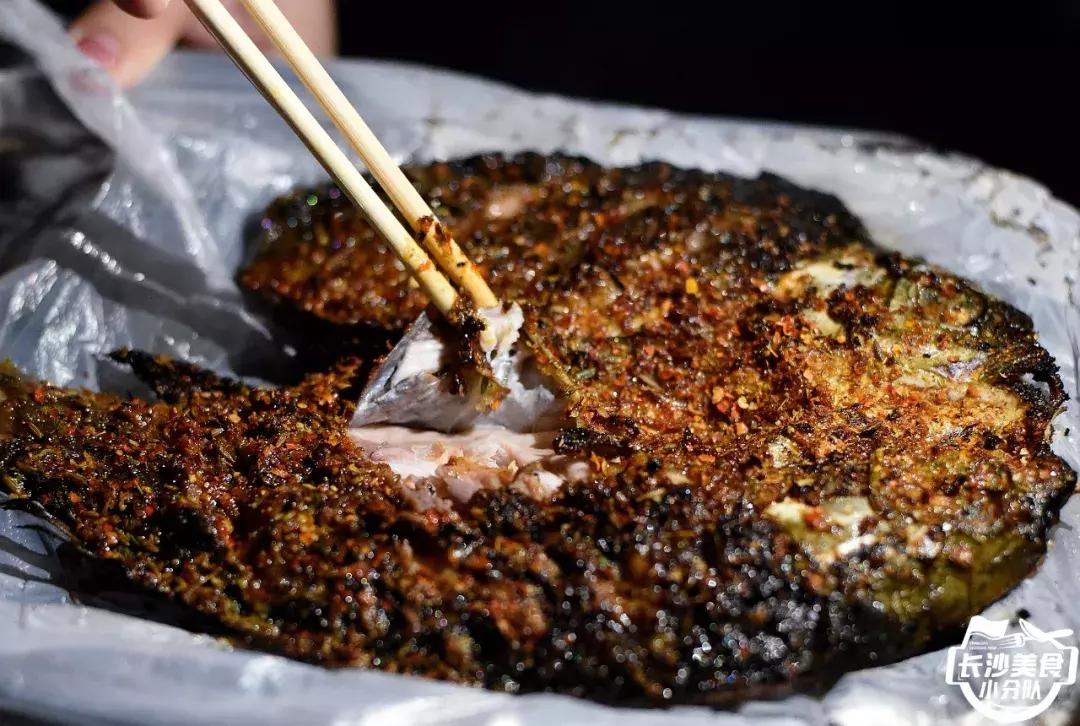 不管有没有世界杯,这家几平方的无名烧烤摊,牛肉串都要预定!