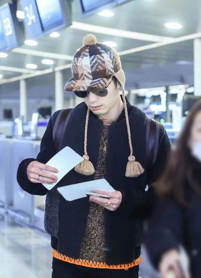 鹿晗右手食指戴戒指,鹿晗戒指戴无名指