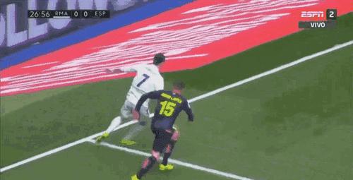 踢球注意脚不要受伤,踢球必做热身