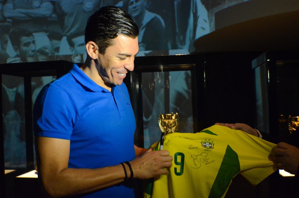 你还记得那位铁血的巴西后卫卢西奥吗？如今他依然奋战在赛场上