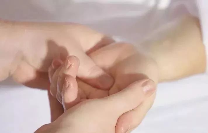 蚊子咬完红肿硬很大怎么样能止痒,被蚊子咬到眼睛最快消肿止痒妙招