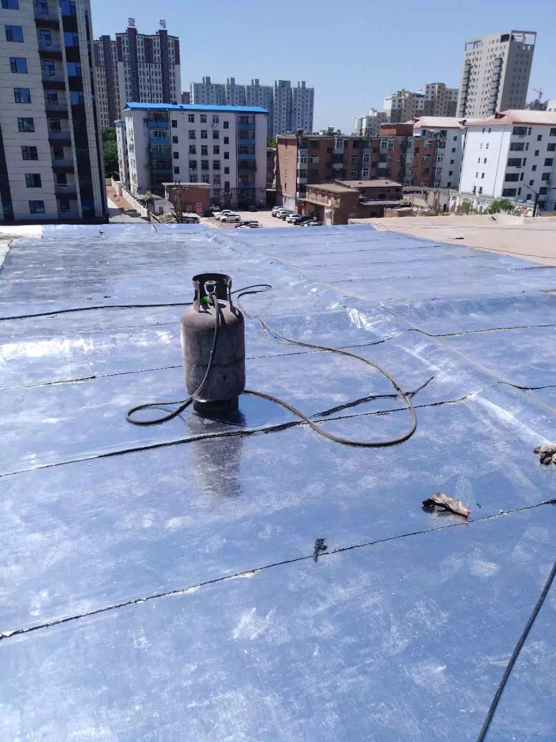 这个袁师傅不简单，多年义务给困难家庭做防水！他说，自己曾受到别人帮助