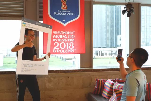 在公司露台看球！室内还是室外？pick一下