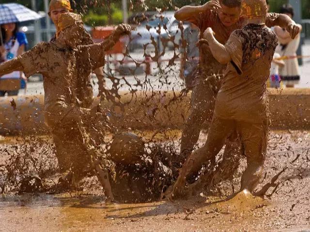 世界杯爱心,北京泥浆足球世界杯