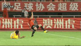 足球史上最可怕的重伤,足球场上恐怖的受伤瞬间断腿