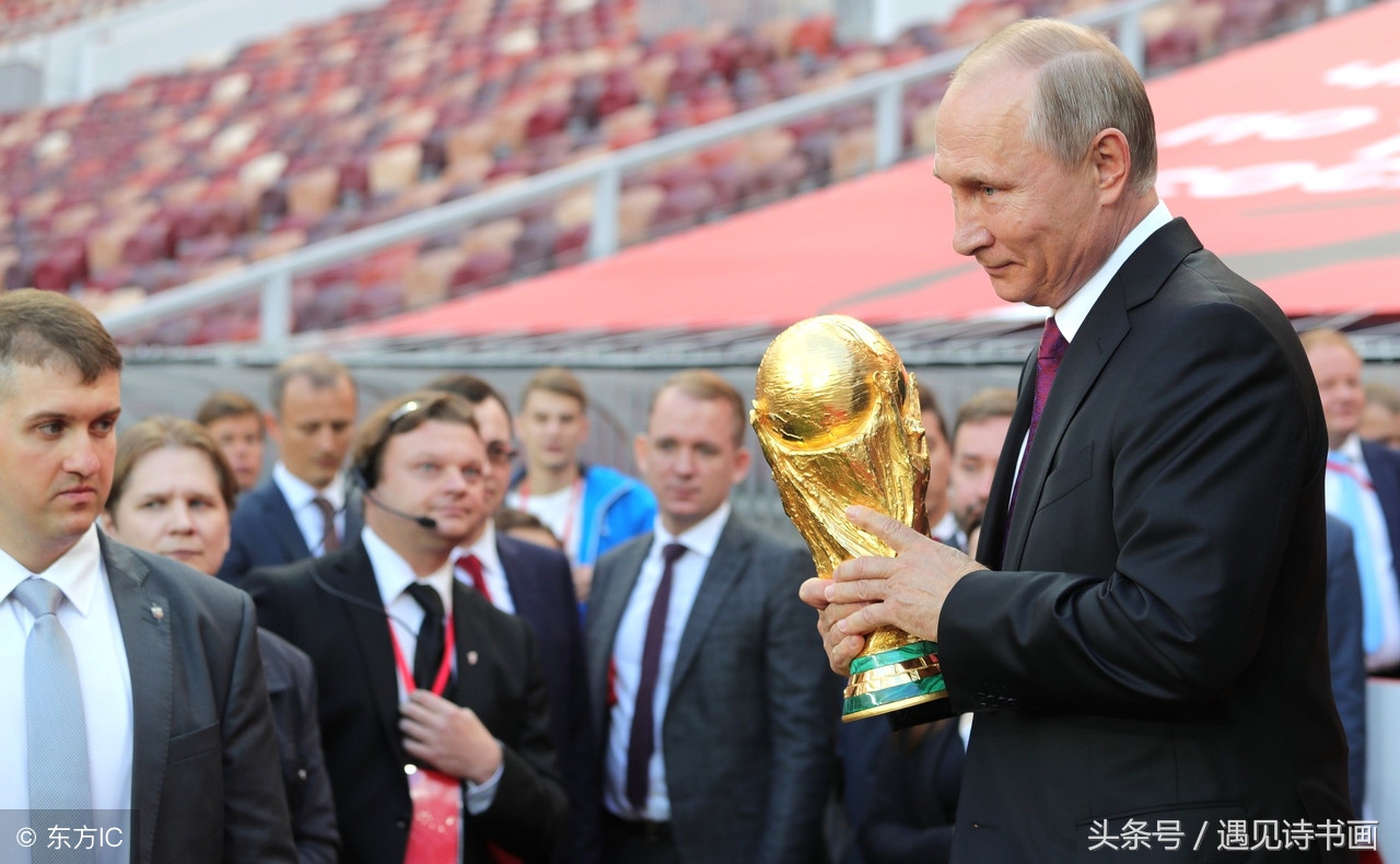 央视世界杯海报执笔者朱敬一指出:“看不懂的书法,没有意义!”