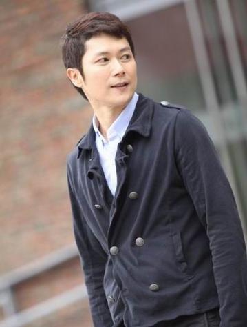 他是童年男神，《龙游天下》国主，因拍戏戴头套患怪病至今未婚！